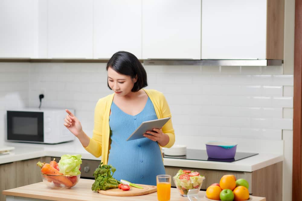 Bà bầu có được ăn rau cần tây không? Có ảnh hưởng đến thai nhi?