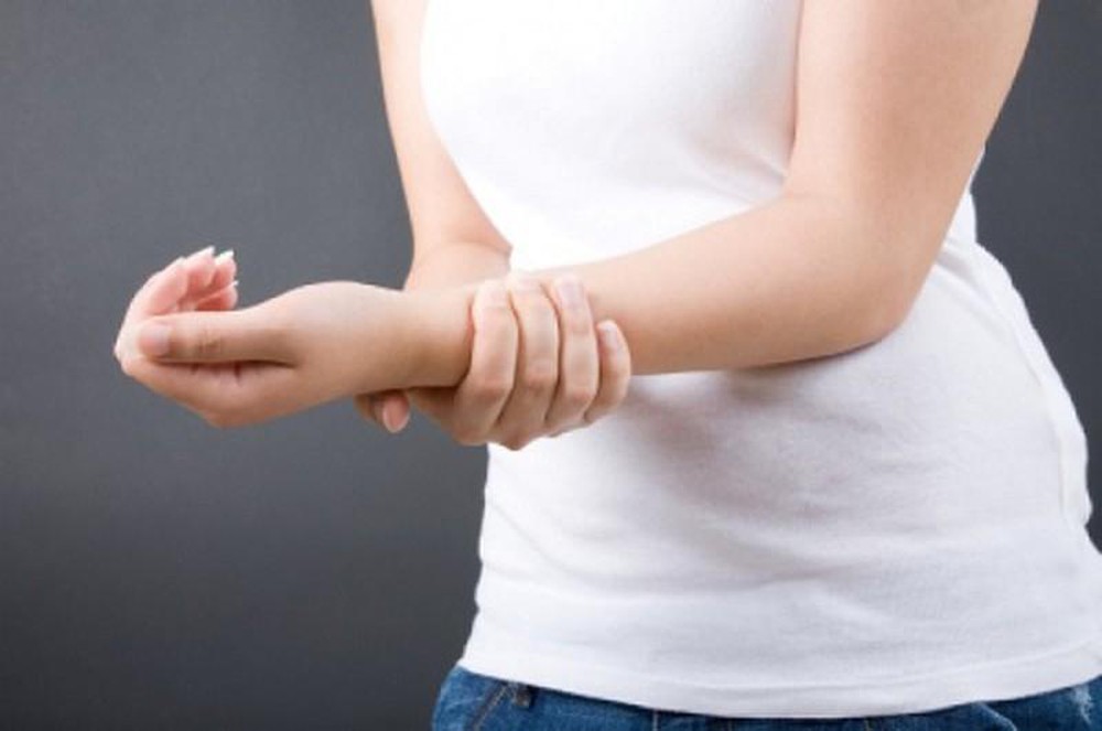 Tê tay trái – phải là bệnh gì? Mức độ nguy hiểm và cách xử lý