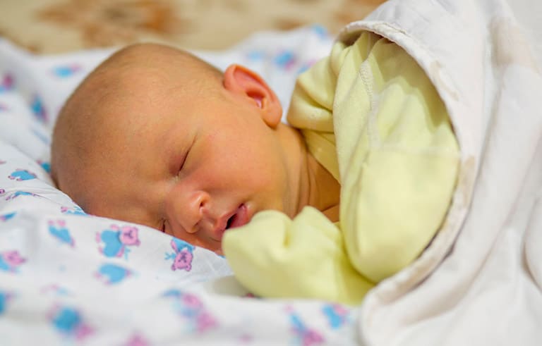 Trẻ sơ sinh bị vàng da: Nguyên nhân, dấu hiệu nhận biết và điều trị