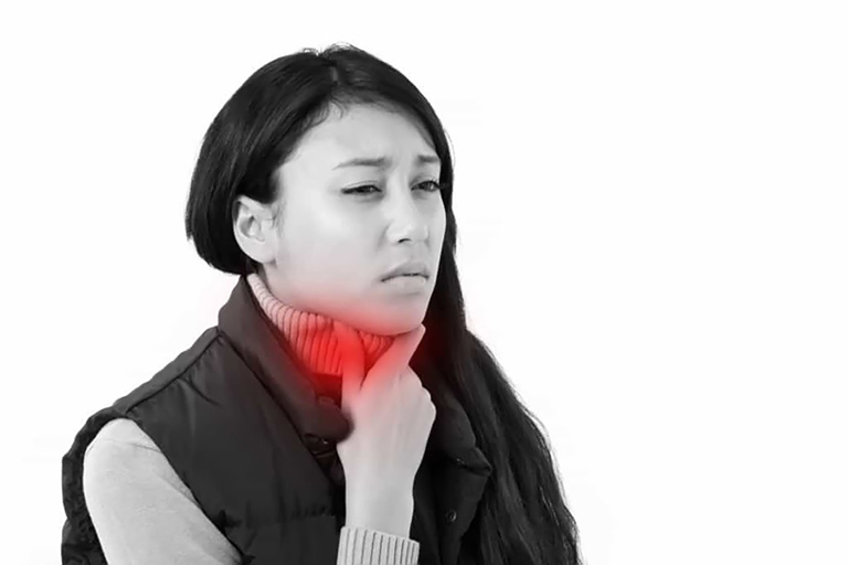 Bị nghẹn ở cổ họng và ợ hơi: Nguyên nhân và cách xử lý tại nhà