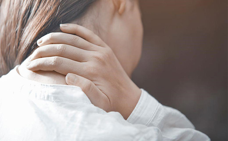 6 cách chữa đau vai gáy bằng ngải cứu hiệu quả nhanh