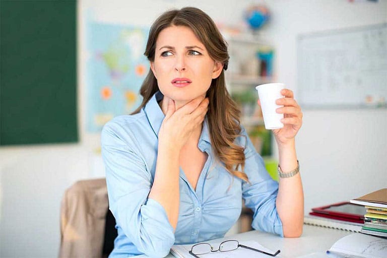 Cổ họng đau rát khi nuốt: Nguyên nhân và cách chữa đơn giản
