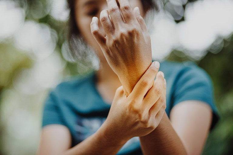 Đau cột sống cổ tê tay là bệnh gì? Nguyên nhân và Cách điều trị
