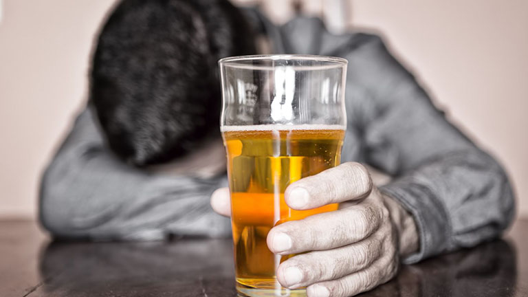 Bị đau họng sau khi uống bia do đâu? Cách khắc phục