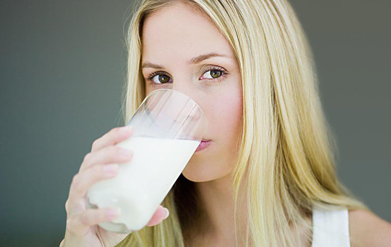 Mang thai tháng đầu nên uống sữa gì? 10 loại tốt nhất