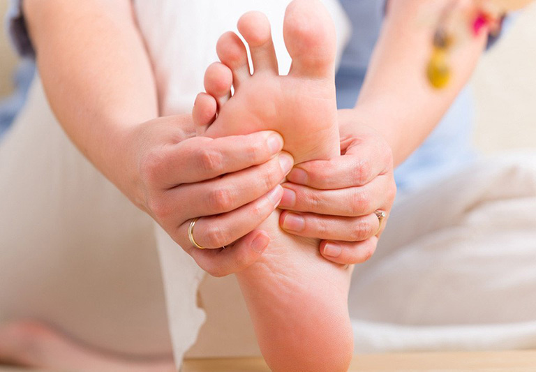 Ngứa gan bàn chân – Nguyên nhân và khắc phục
