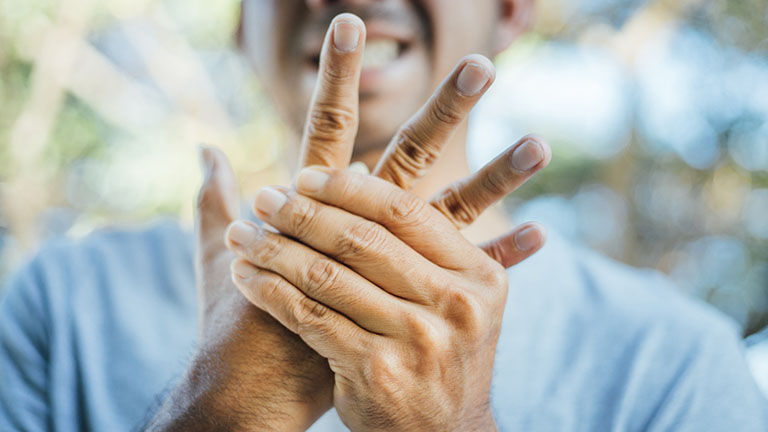 Tê 2 bàn tay là bệnh gì? Dấu hiệu và cách điều trị