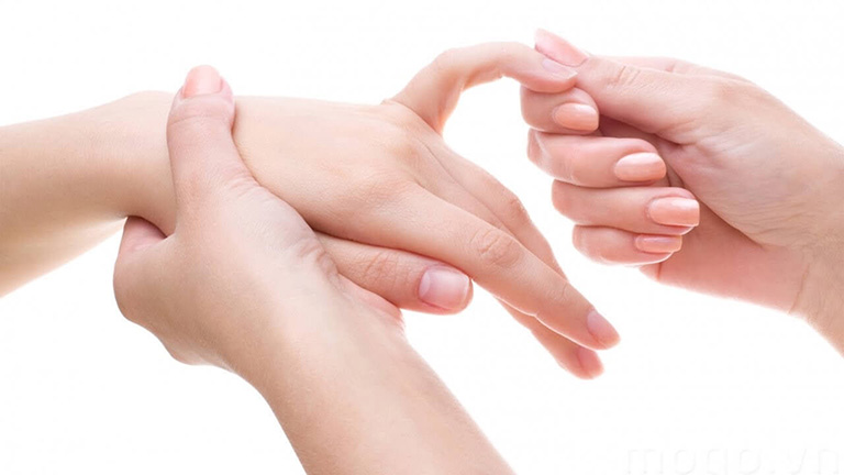 Bị tê đầu ngón tay như kim châm là triệu chứng gì?
