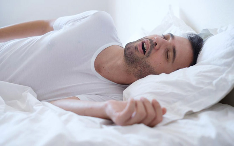 Trào ngược dạ dày khi ngủ là bị gì, làm sao hết?