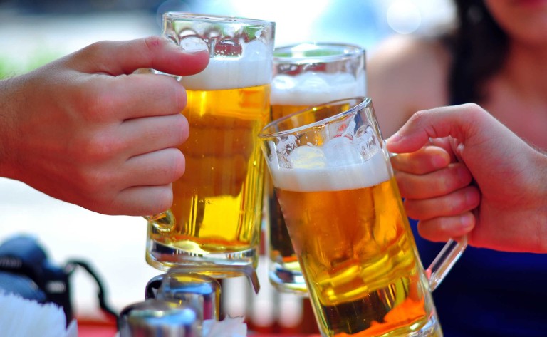 Uống rượu bia nhiều – Coi chừng bị hiếm muộn, vô sinh