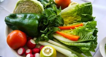 Ăn rau xanh là cách ngăn ngừa u xơ tử cung hiệu quả