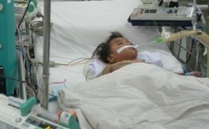 Bé 13 tháng tuổi uống nhầm dầu luyn dẫn đến viêm phổi nặng