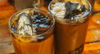 Kỳ lạ cà phê than, thức uống độc nhất vô nhị ở Indonesia