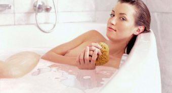 Nữ giới bị ung thư buồng trứng do thói quen tắm rửa